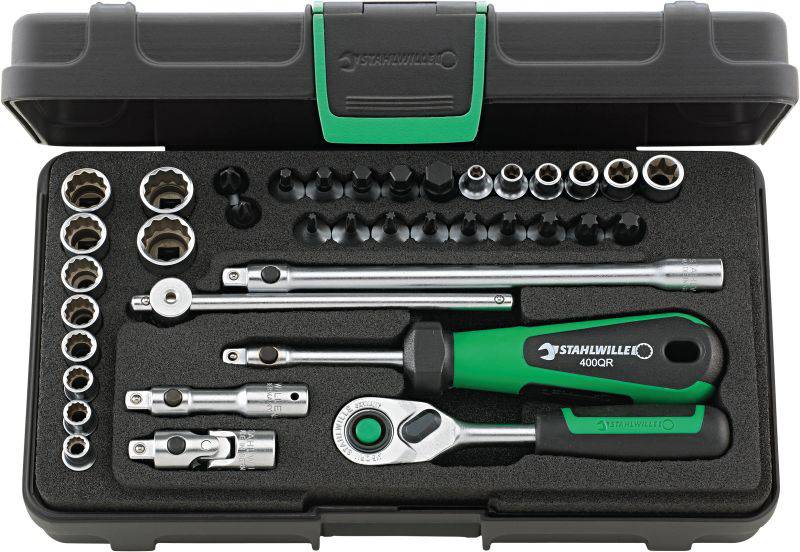 Ein geöffneter Werkzeugkoffer mit verschiedenen Steckschlüsseln, Ratsche und Griffen, ordentlich in Schaumstoff eingelegt.