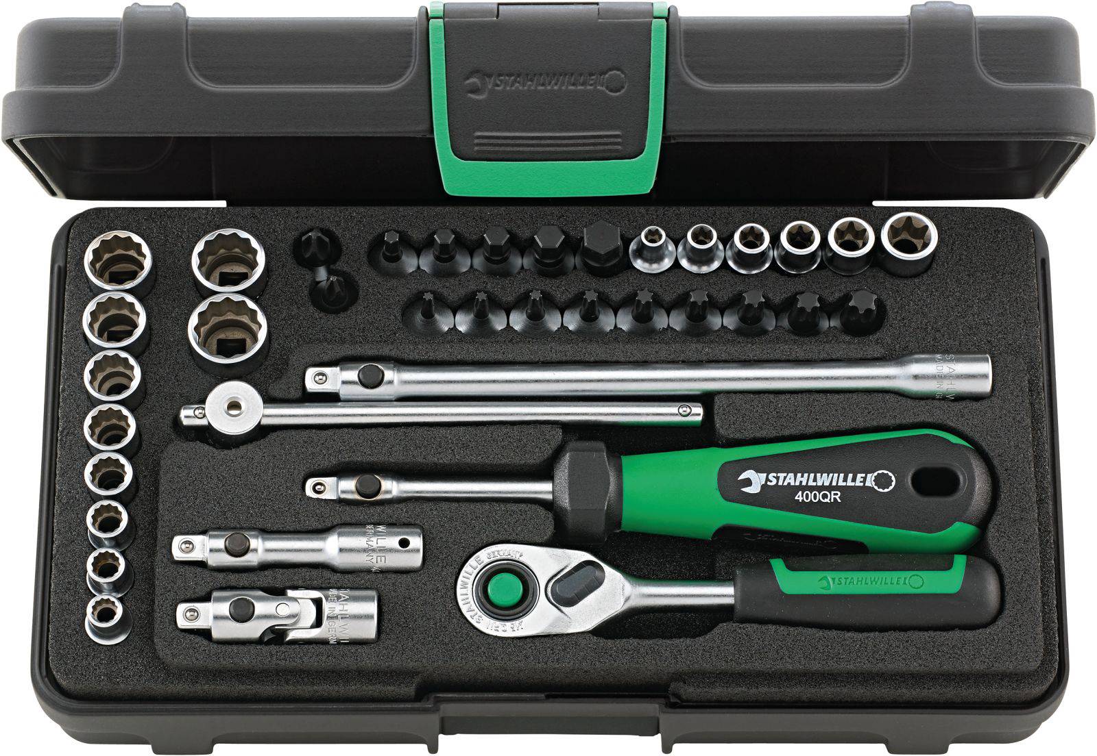 Ein geöffneter Werkzeugkoffer mit verschiedenen Stecknüssen und Ratschen, bestehend aus Metall und Kunststoff, griffbereit sortiert.