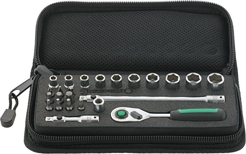 Ein geöffneter Werkzeugkoffer mit verschiedenen Steckschlüsseln, Bits und Ratschen, ideal für Heimwerker und mechanische Arbeiten.