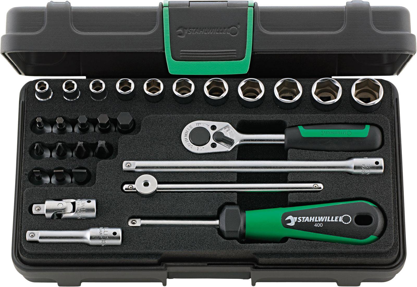 Werkzeugkoffer mit Ratsche, Schraubendreher, Verlängerungen und Steckschlüsseln in verschiedenen Größen, ordentlich angeordnet.