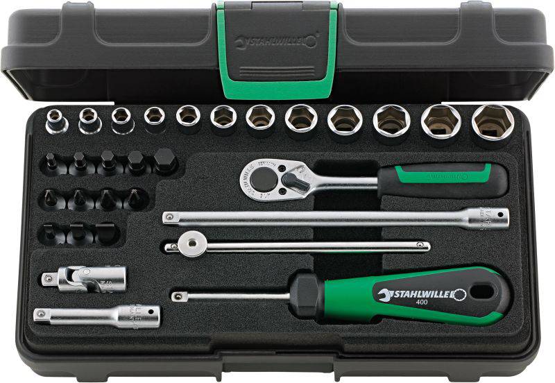 Ein Werkzeugkoffer mit Ratsche, Verlängerungsstäben und verschiedenen Steckschlüsselgrößen. Geeignet für mechanische Arbeiten.