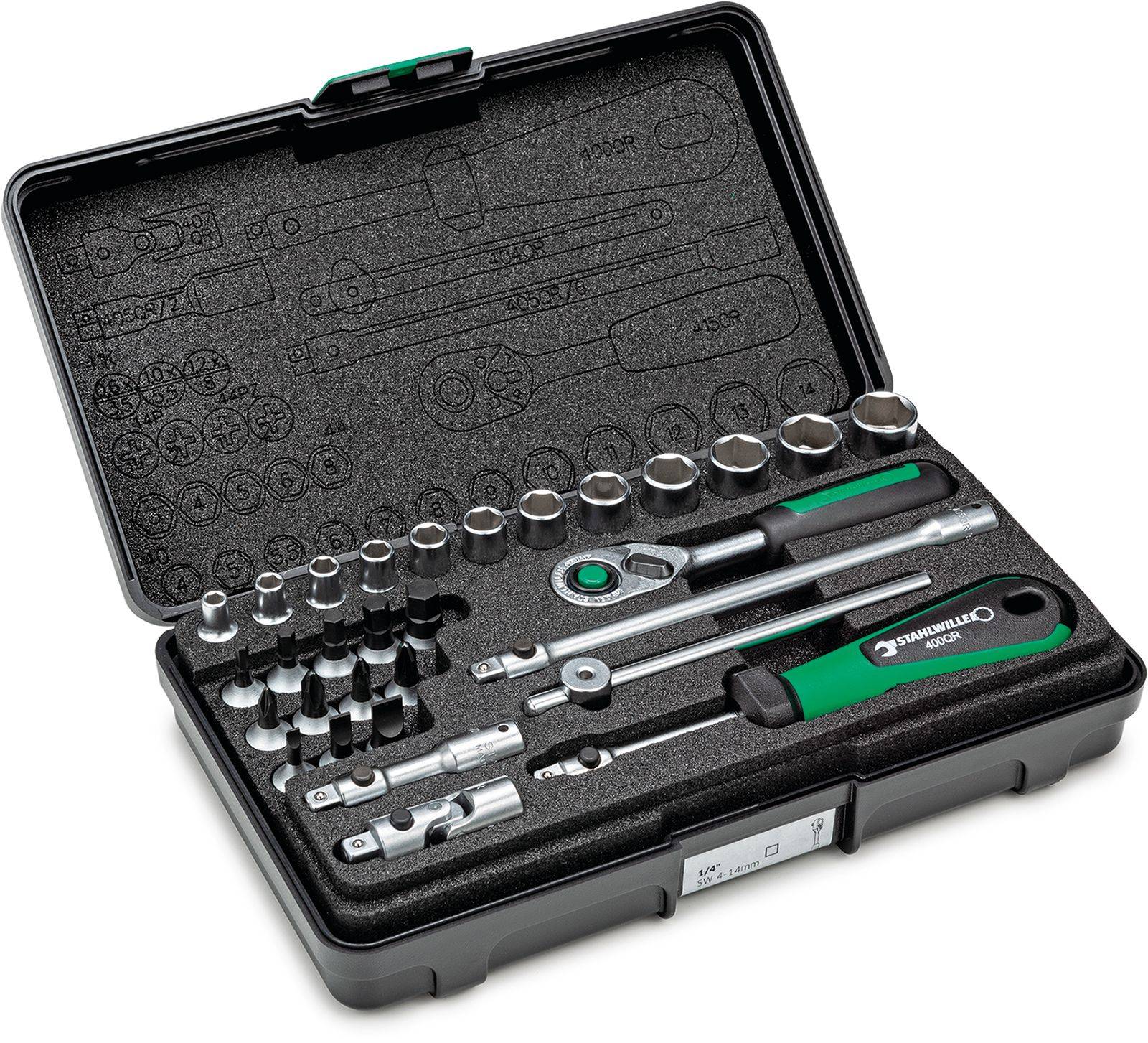 Ein offener Werkzeugkasten mit Steckschlüsselsatz, Ratsche, Verlängerungen und Bits, in einem schaumstoffgepolsterten Koffer angeordnet.