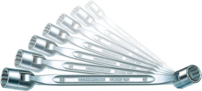 Sieben bewegliche Ringschlüssel in verschiedenen Winkeln dargestellt, zeigen Flexibilität bei der Anwendung.