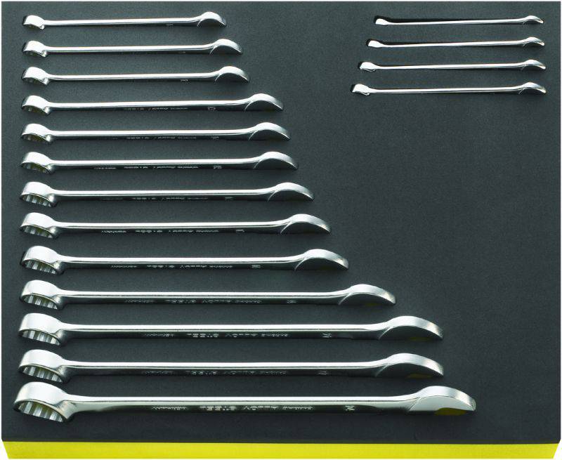 Set von 17 Doppelschlüsseln in verschiedenen Größen, angeordnet von groß unten links bis klein oben rechts, auf schwarzem Hintergrund.