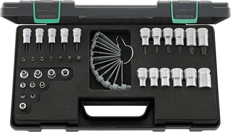 Ein offener Werkzeugkoffer mit verschiedenen Steckschlüsselaufsätzen und Bits, ordentlich in Schaumstoffeinsätzen angeordnet.