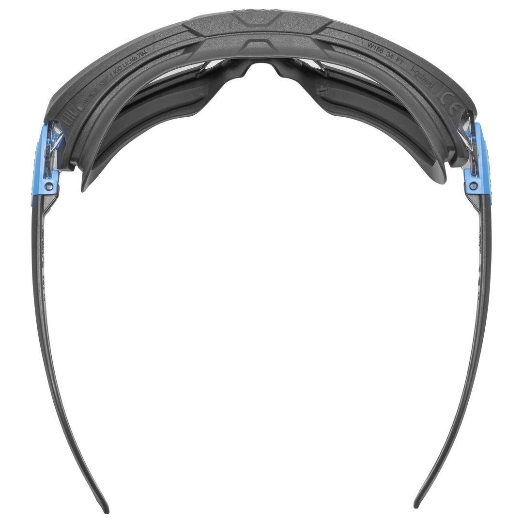 Eine schwarze Schutzbrille mit blauen Details, von oben betrachtet. Sie hat ein robustes Design und ist für den Arbeitsschutz konzipiert.