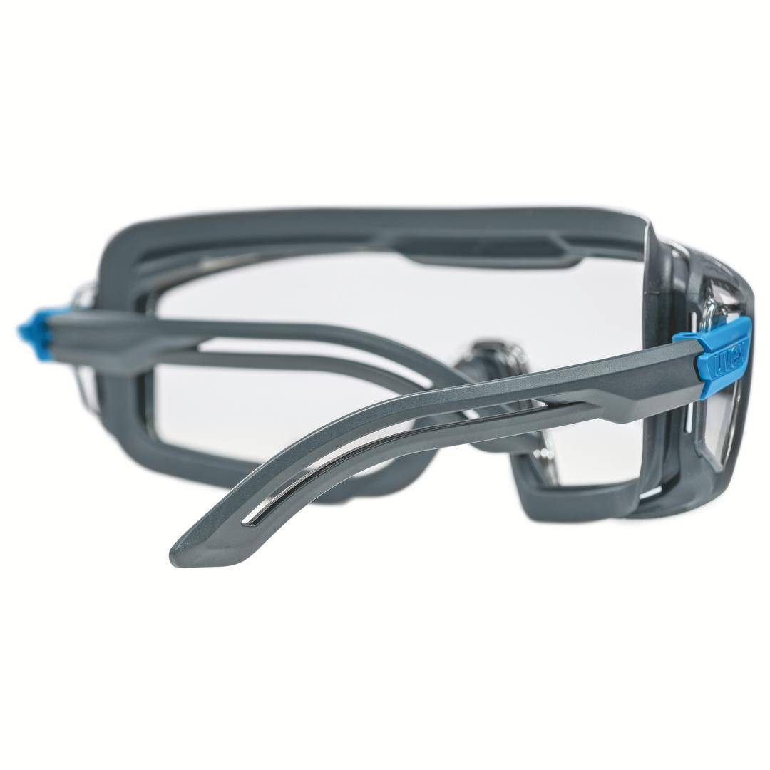 Graue Schutzbrille mit transparenten Gläsern und blauen Akzenten auf den Bügelenden, seitliche Ansicht.