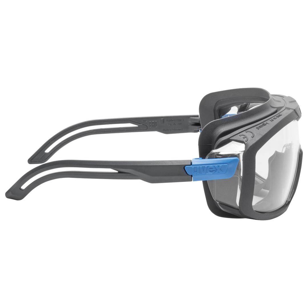 Schutzbrille mit grauem Rahmen und transparenten Gläsern. Seitlicher Blick zeigt flexible Bügel, geeignet für Arbeitssicherheit.