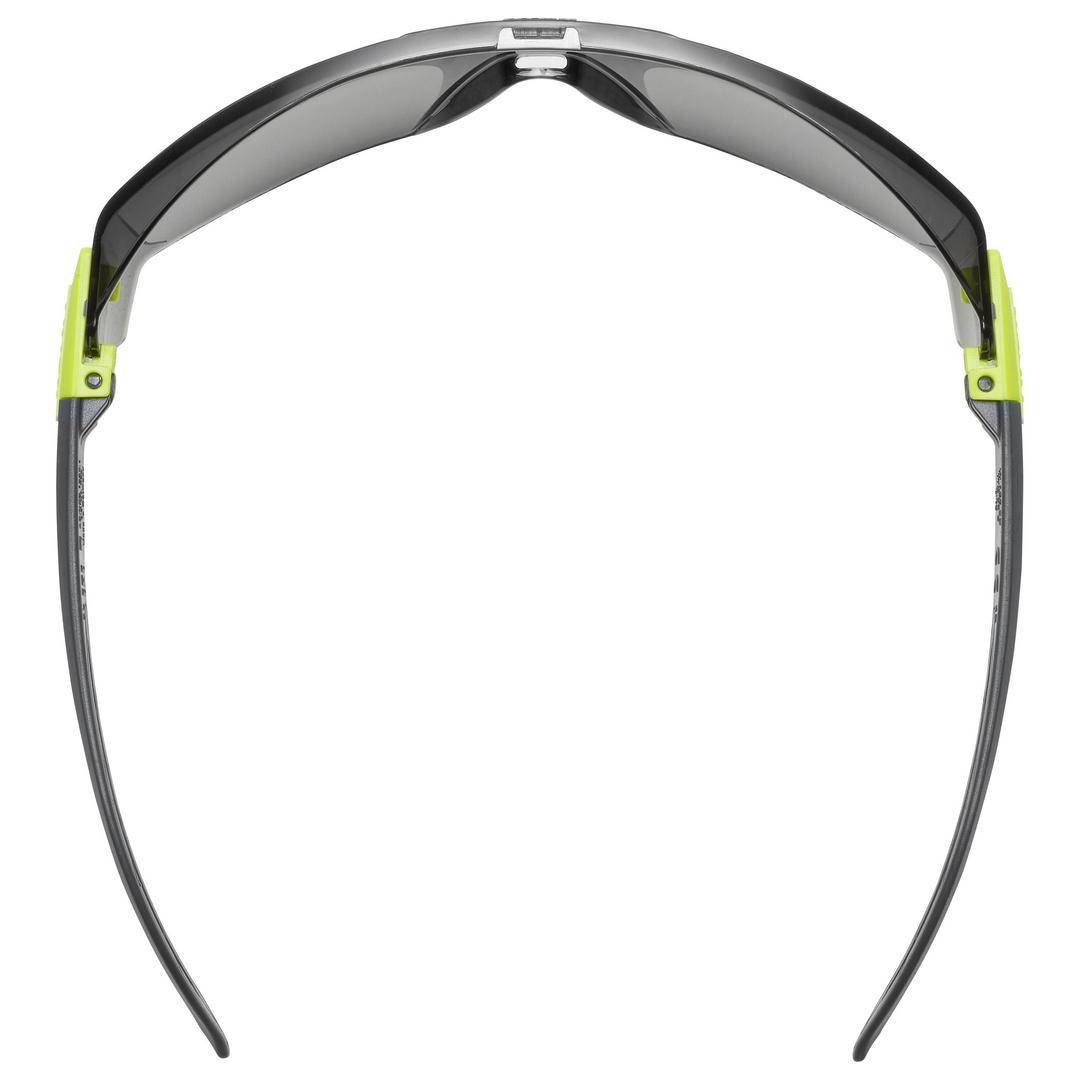 Eine schwarze Sonnenbrille mit grauen Gläsern und gelben Bügeln, von hinten gesehen.