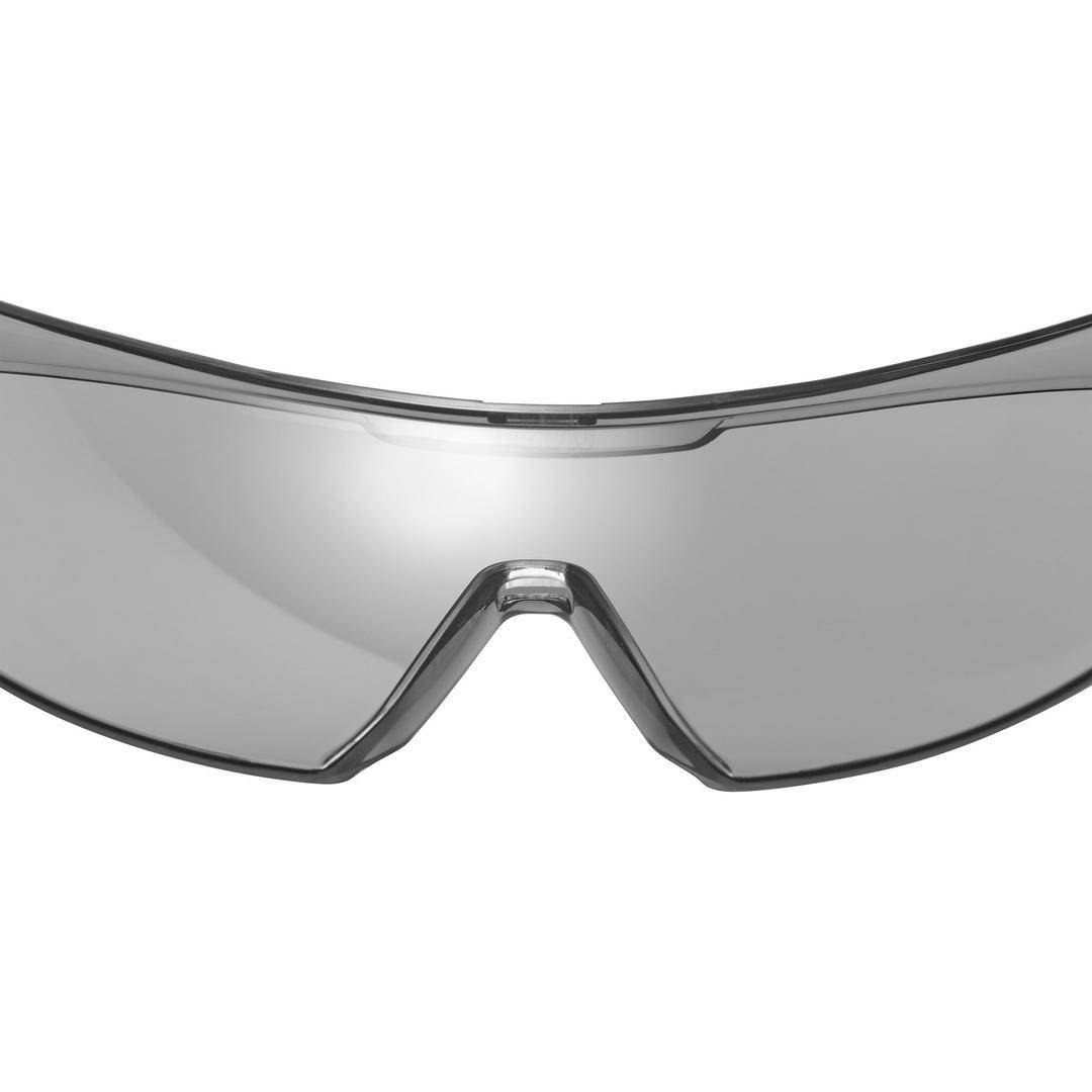 Sonnenbrille mit großen, getönten Gläsern und schwarzem Rand, die einen sportlichen und modernen Stil vermittelt.
