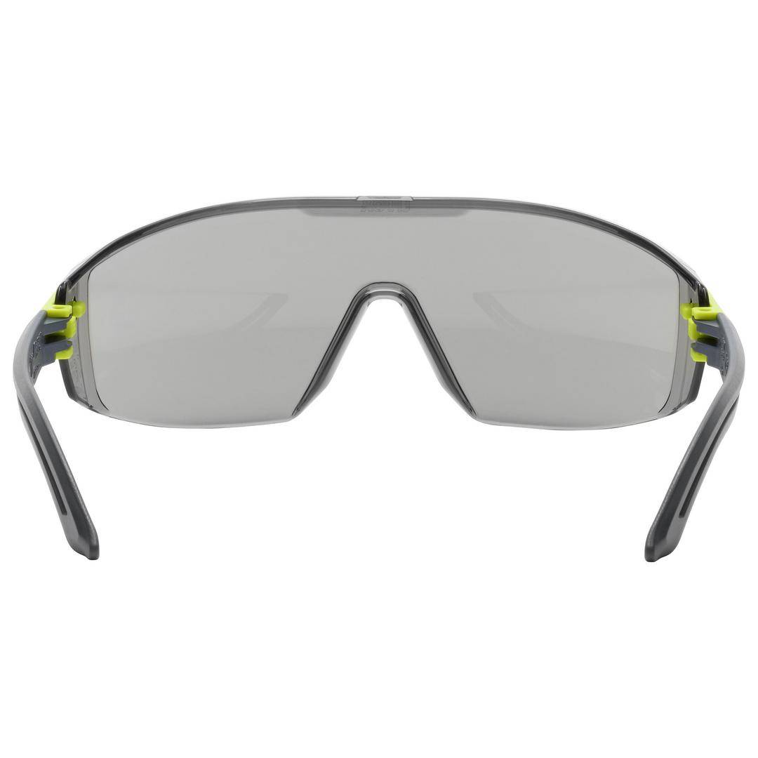 Graue Schutzbrille mit schwarzem Rahmen und gelben Akzenten an den Bügeln, geeignet für Sicherheits- und Schutzanwendungen.
