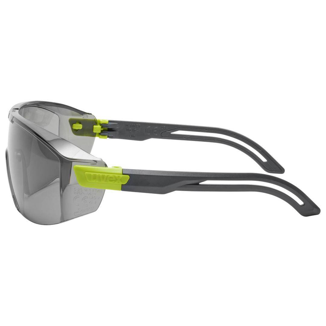 Graue Schutzbrille mit gelben Akzenten an den Bügeln, die robust und modern wirkt.