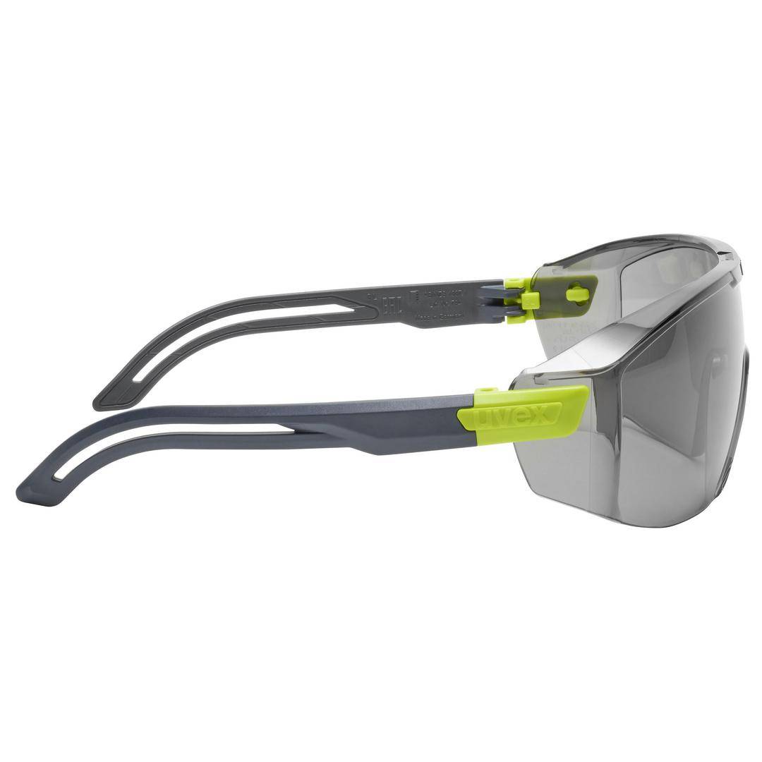 Graue Sicherheitsbrille mit gelben Akzenten, robust gestaltet für Augenschutz, seitliche Sichtblenden für erweiterten Schutz.