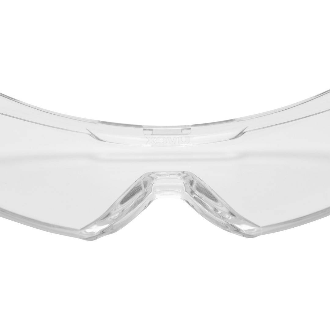 Eine durchsichtige Schutzbrille in Nahaufnahme, sichtbar sind hauptsächlich die klaren Gläser und der Nasensteg.