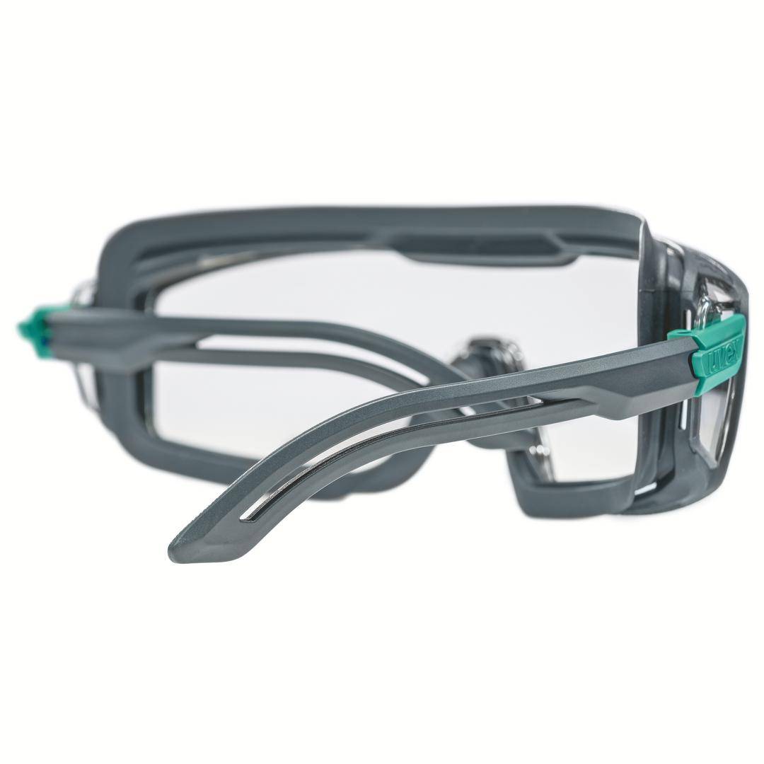 Graue Schutzbrille mit klarem Glas und verstärktem Rahmen für industrielle Anwendungen.