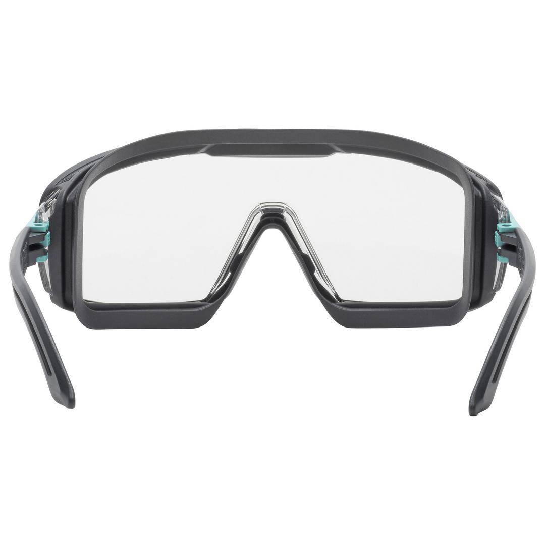 Eine schwarze Sportbrille mit klaren Gläsern und glänzenden Details, frontal abgebildet.