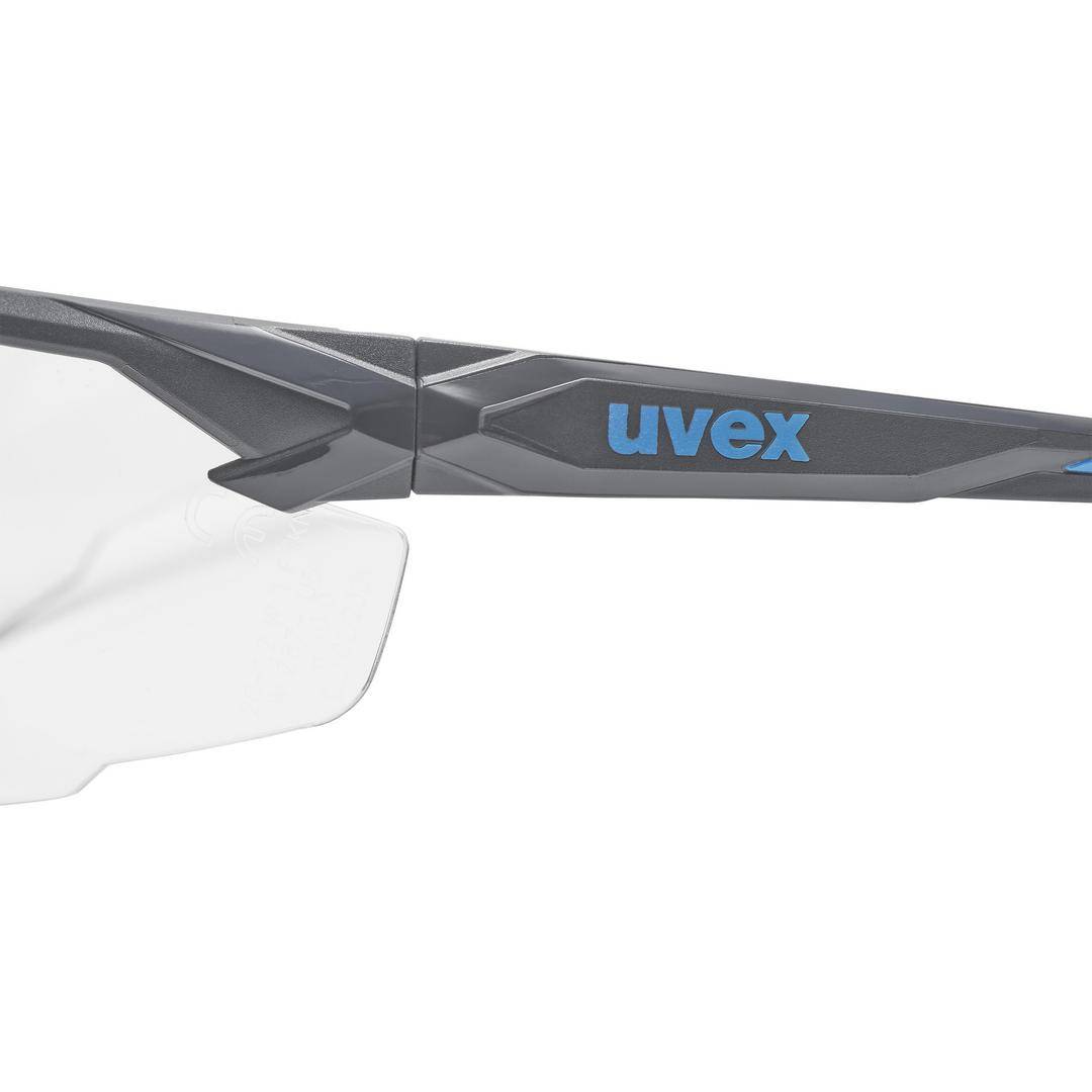Eine schwarze und graue Schutzbrille mit dem blauen Logo 'uvex' auf dem Bügel.