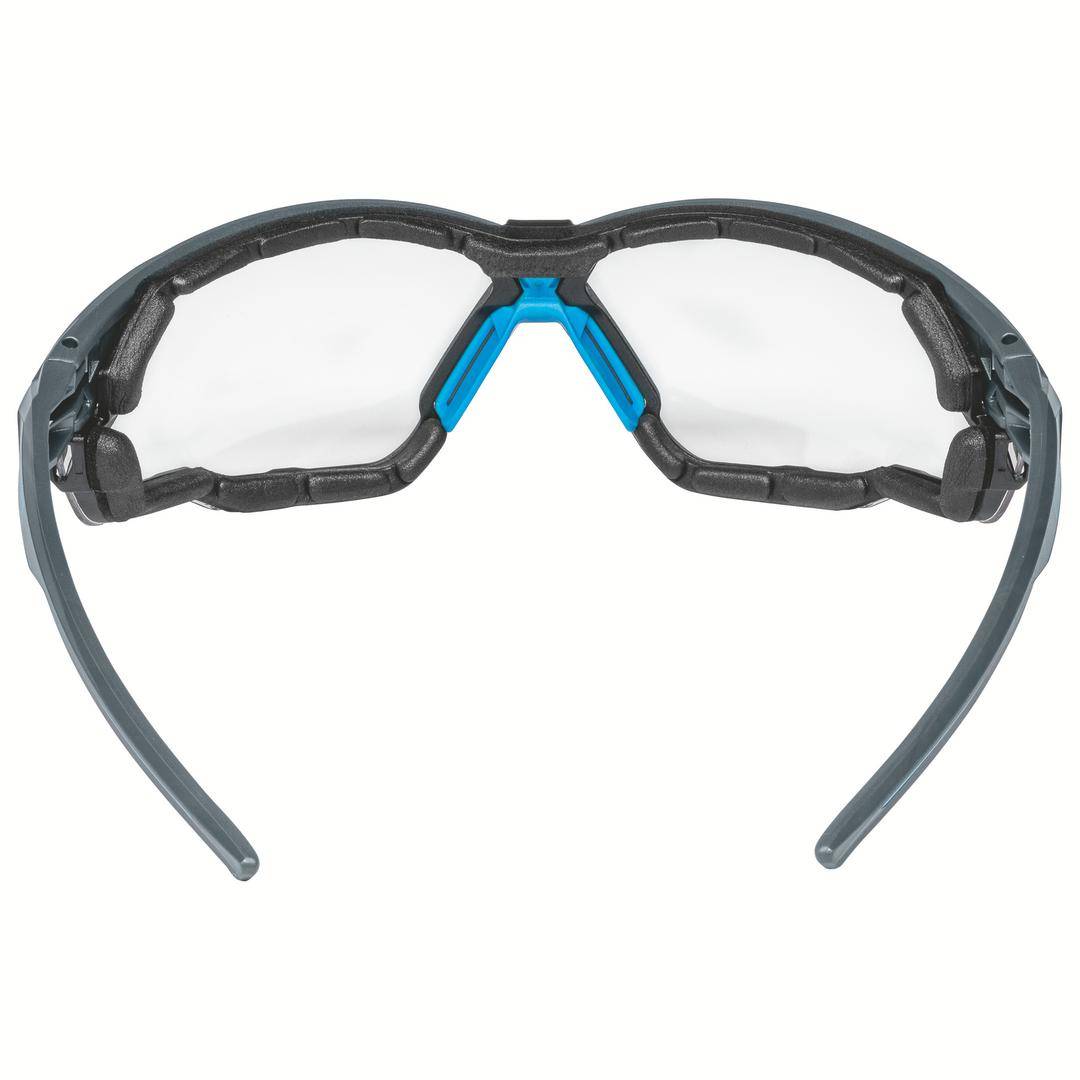 Schutzbrille mit schwarzem Rahmen und blauen Akzenten, transparenten Gläsern. Sie hat gepolsterte Ränder für zusätzlichen Komfort.