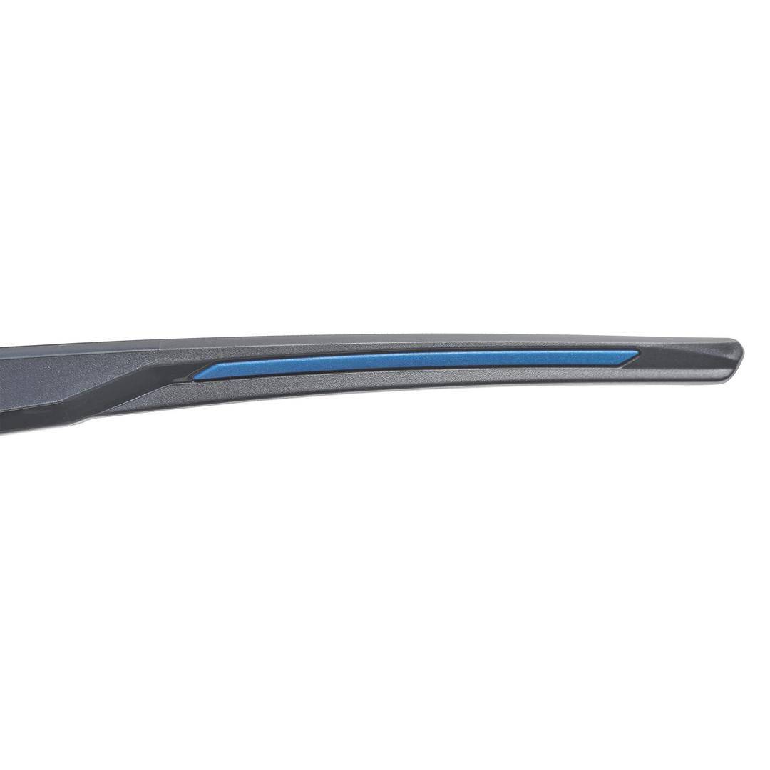 Scheibenwischer mit aerodynamischem Design und blauer Linie, seitliche Ansicht, betont Funktionalität und modernes Aussehen.
