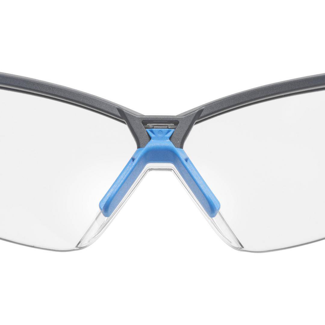 Brille mit schwarzem Gestell, blauen Nasenpads und klaren Gläsern, frontal abgebildet.