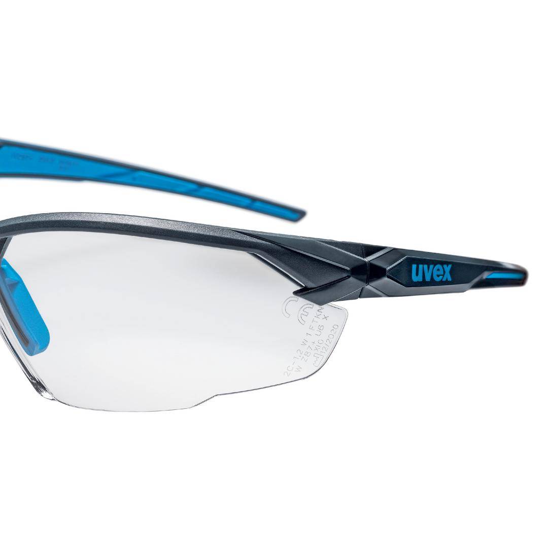 Eine sportliche Schutzbrille mit blauen Bügeln und klarem Glas, geeignet für den Einsatz in industriellen oder sportlichen Umgebungen.