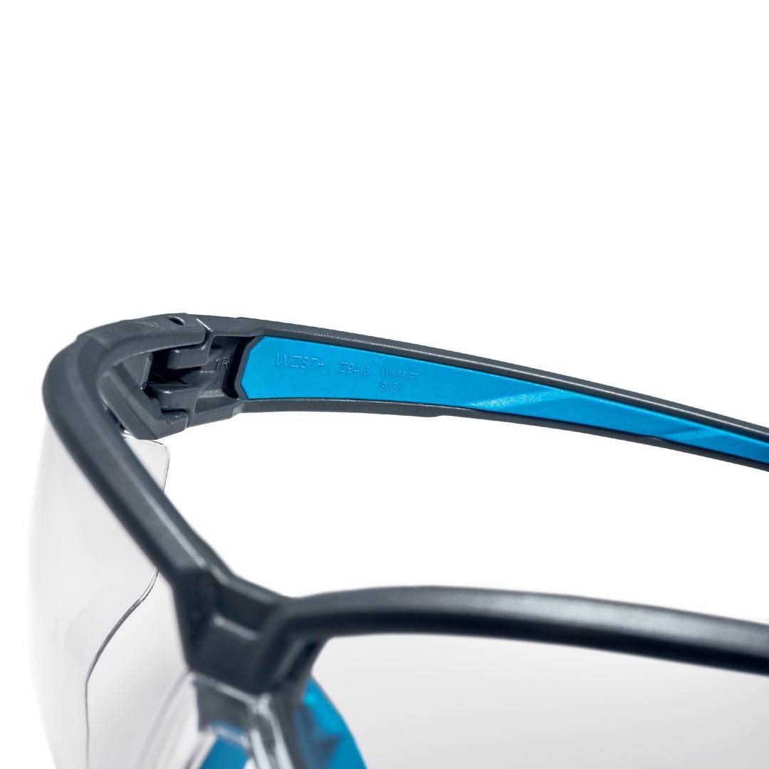 Eine Nahaufnahme einer modischen Brille mit schwarzem Rand und leuchtend blauem Innendesign, zeigt moderne Eleganz und Stil.