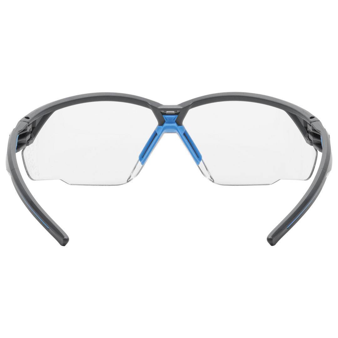 Eine stylische, sportliche Brille mit schwarzem und blauem Rahmen, designed für Outdoor-Aktivitäten.