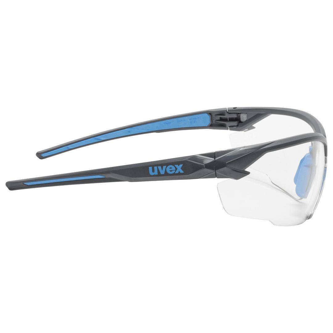 Eine Schutzbrille mit klaren Gläsern und einem schwarzen Rahmen, markiert mit 'uvex' in Blau an den Bügeln.