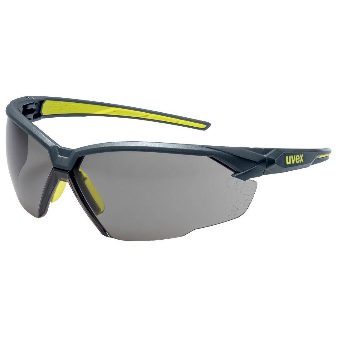 Schutzbrille mit grauen Gläsern und gelben Details. Ideal für sportliche Aktivitäten oder Arbeiten im Freien.