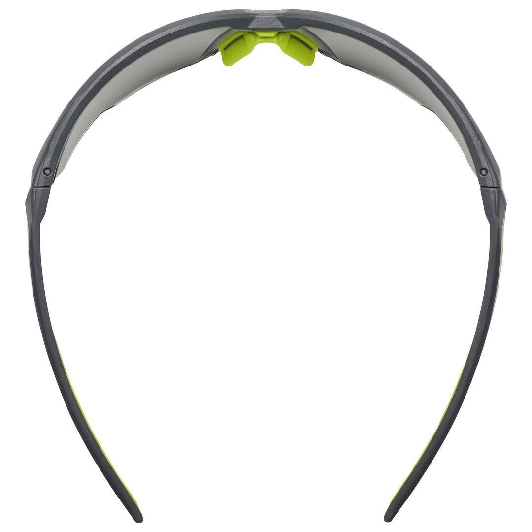 Eine graue Schutzbrille mit gelben Akzenten, in Nahaufnahme von oben gezeigt. Sie hat breite Bügel und einen sportlichen Look.
