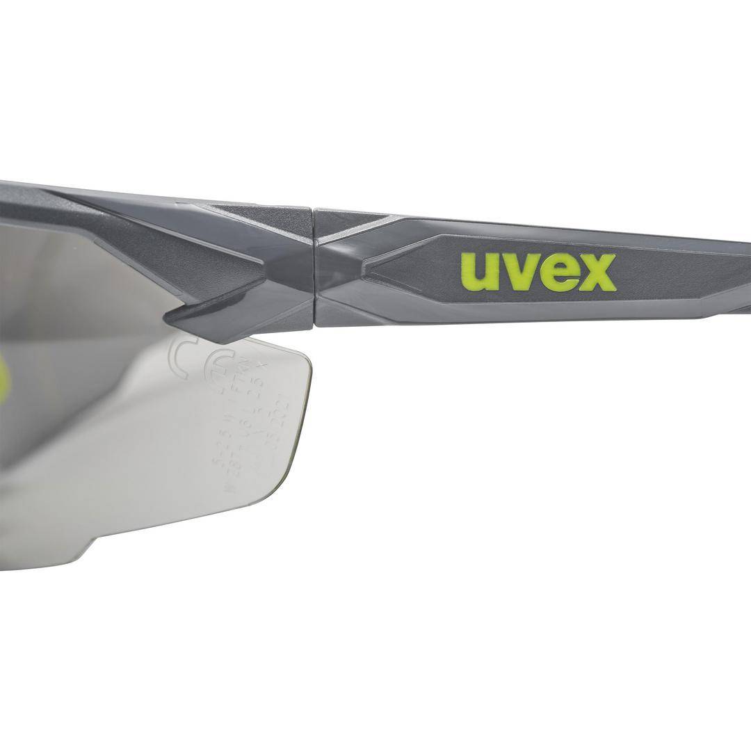 Eine graue Schutzbrille von Seite gesehen. Auf dem Bügel steht 'uvex' in gelber Schrift.