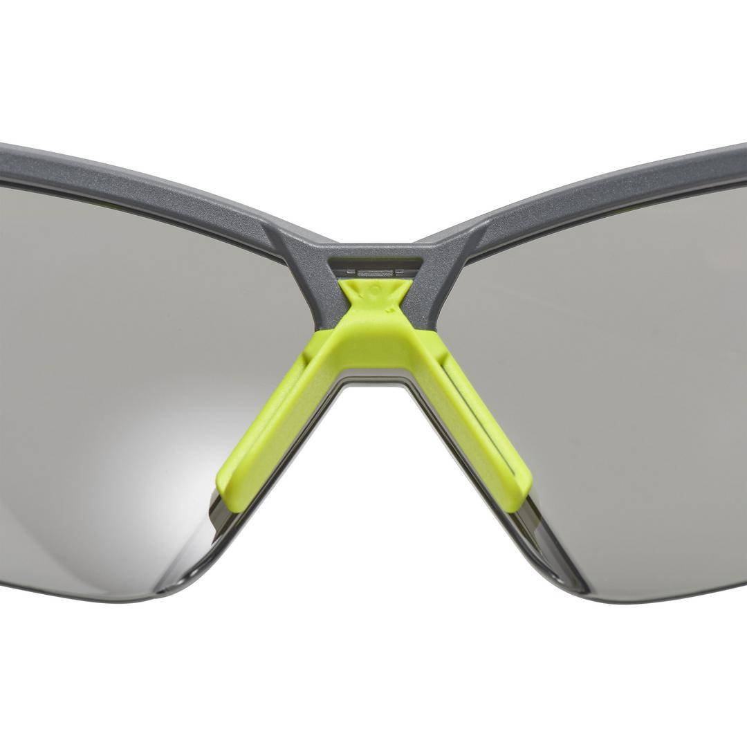 Brille mit grauen Gläsern und neongelbem Nasensteg, geeignet für sportliche Aktivitäten.