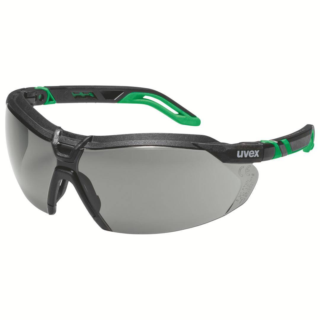 Sportliche Schutzbrille mit grauen Gläsern, schwarzem und grünem Rahmen, von der Marke uvex.