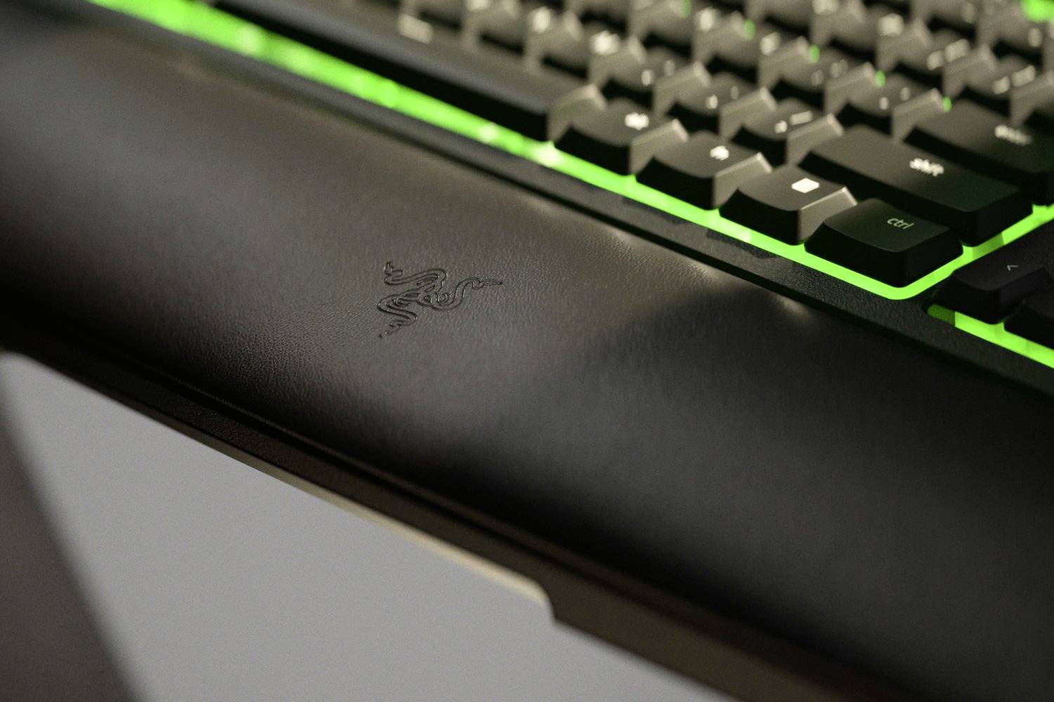 RAZER Ornata V2 Kabelgebunden Mechanische Gaming-Tastatur Deutsch, QWERTZ Schwarz Beleuchtet, Handballenauflage