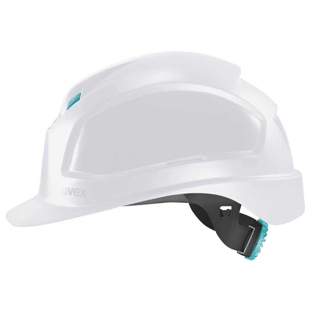 Ein weißer Schutzhelm mit verstellbarem Kinnriemen und Belüftung. Geeignet für Baustellen oder Industriebereiche.