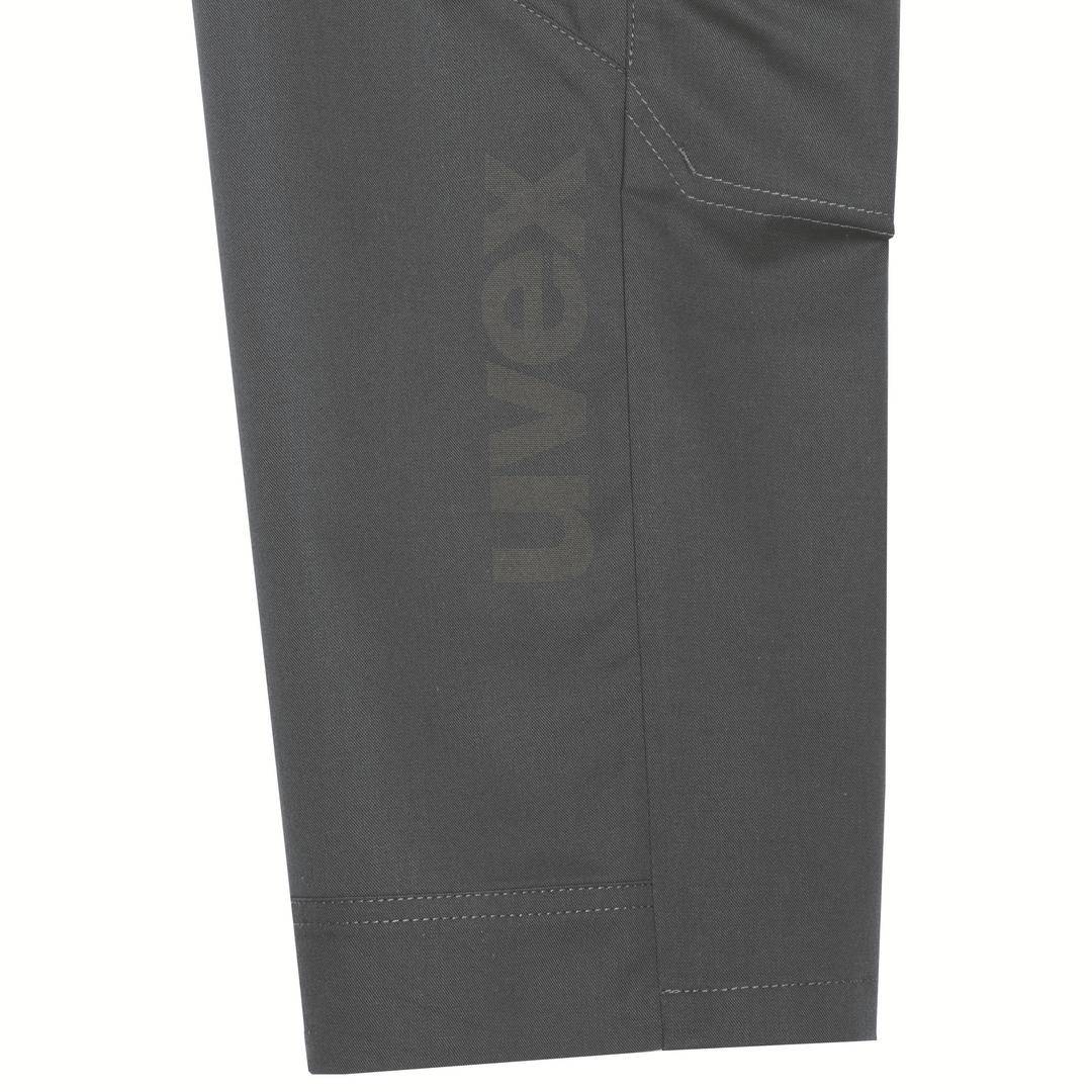 Dunkelgraue Hose mit Schriftzug „uvex“ auf dem rechten Bein.