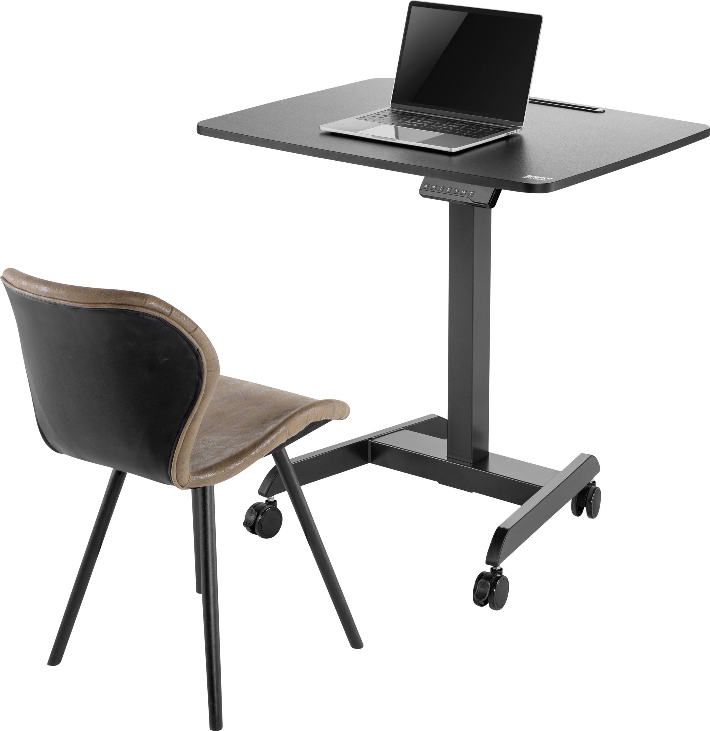 Schreibtisch mit höhenverstellbarer Tischplatte und Laptop darauf; daneben ein gepolsterter Stuhl mit schwarzen Beinen.