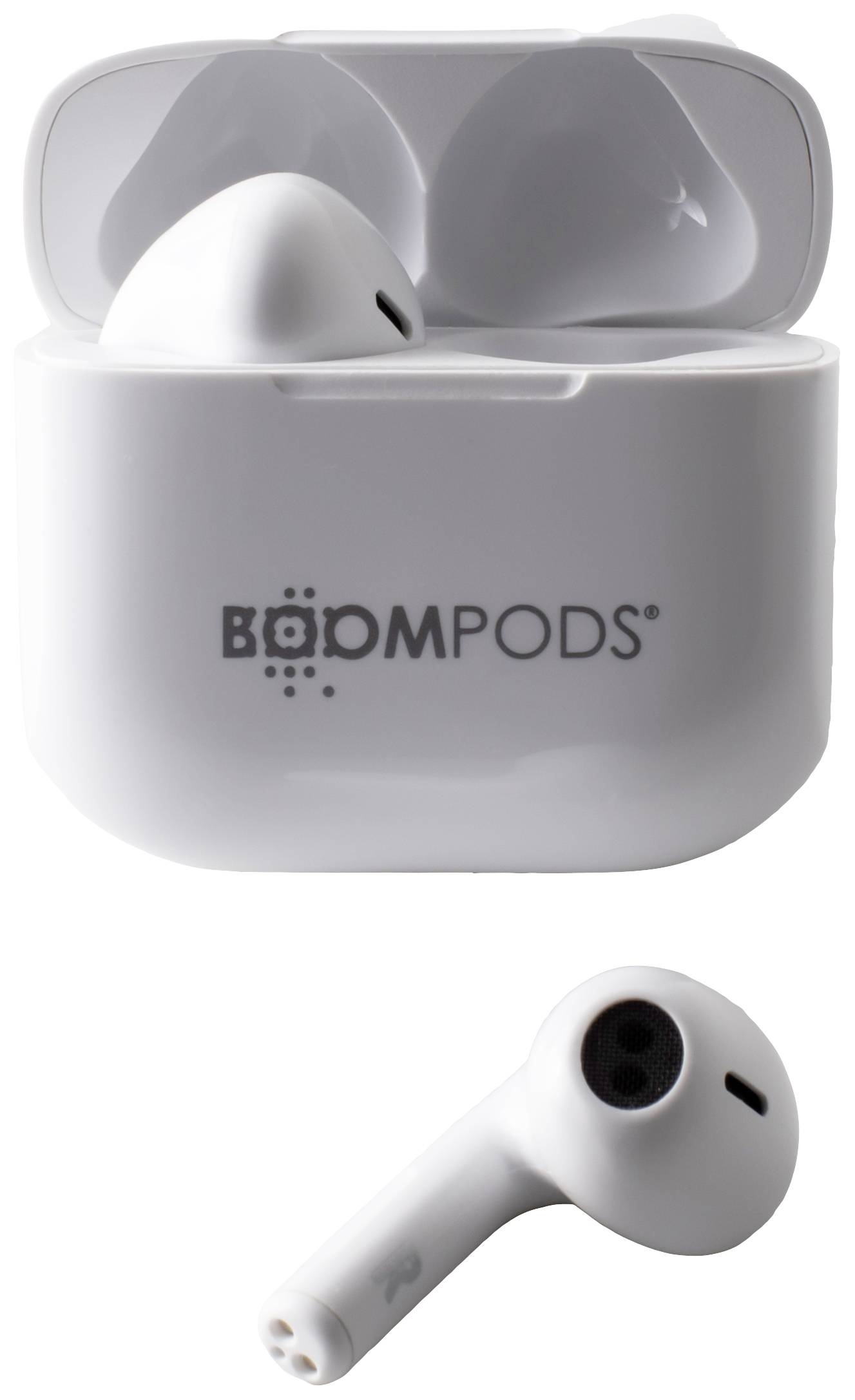 Weiße kabellose Kopfhörer mit Ladeetui. Das Etui ist teilweise geöffnet, ein Ohrhörer liegt daneben. Markenzeichen 'BOOMPODS' auf dem Etui.