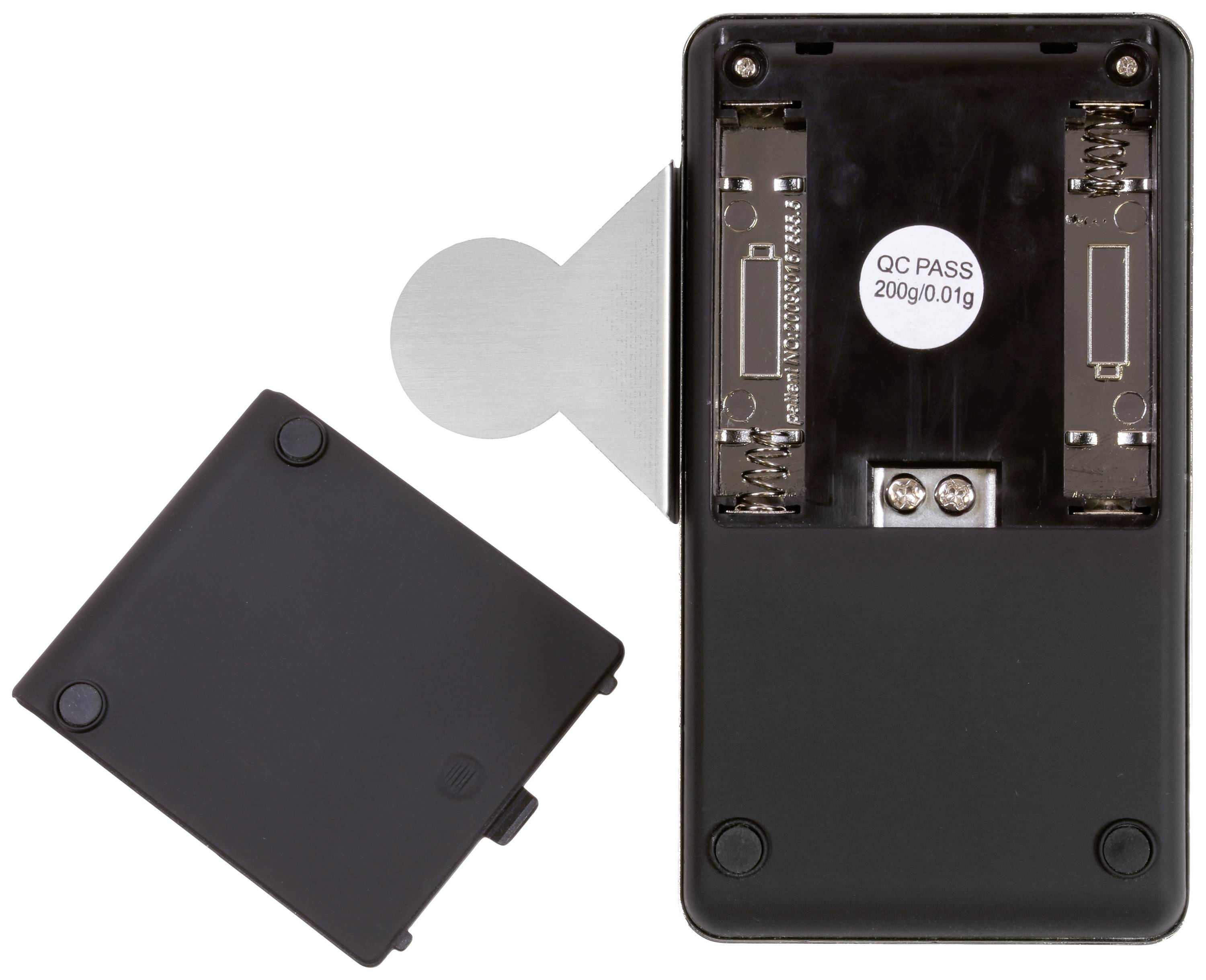 Ein geöffnetes Batteriefach eines elektronischen Geräts mit einem 'QC PASS 200g/0.01g' Aufkleber im Inneren. Abdeckung daneben.