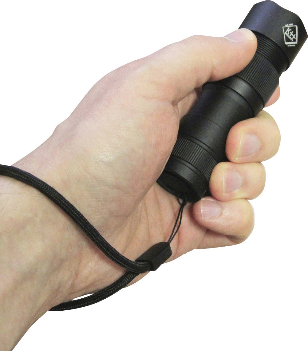 Hand hält eine kleine schwarze Taschenlampe mit Handgelenkschlaufe, bereit zum Gebrauch.