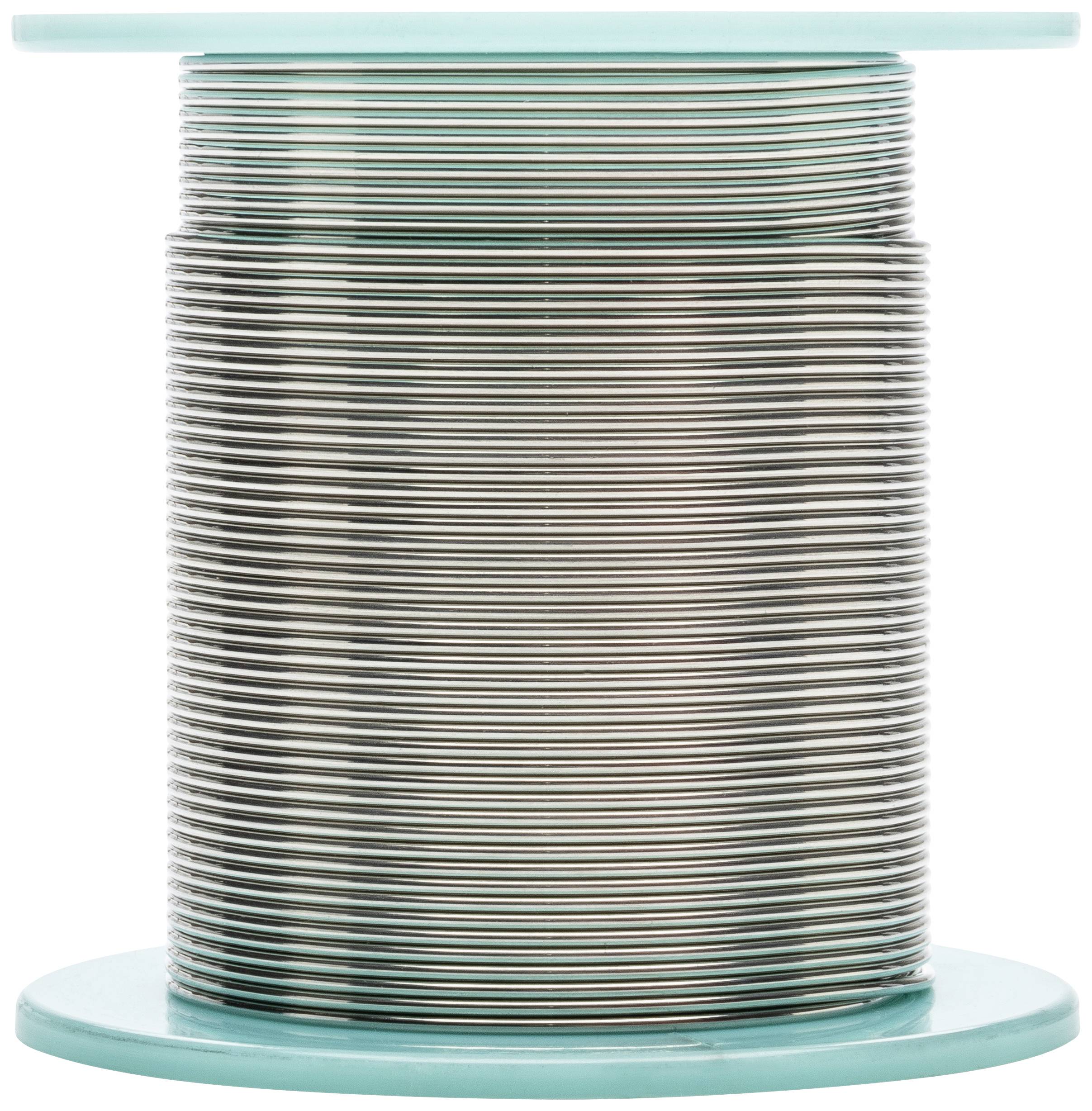 Eine große Rolle silbernen Drahtes auf einer türkisfarbenen Spule.