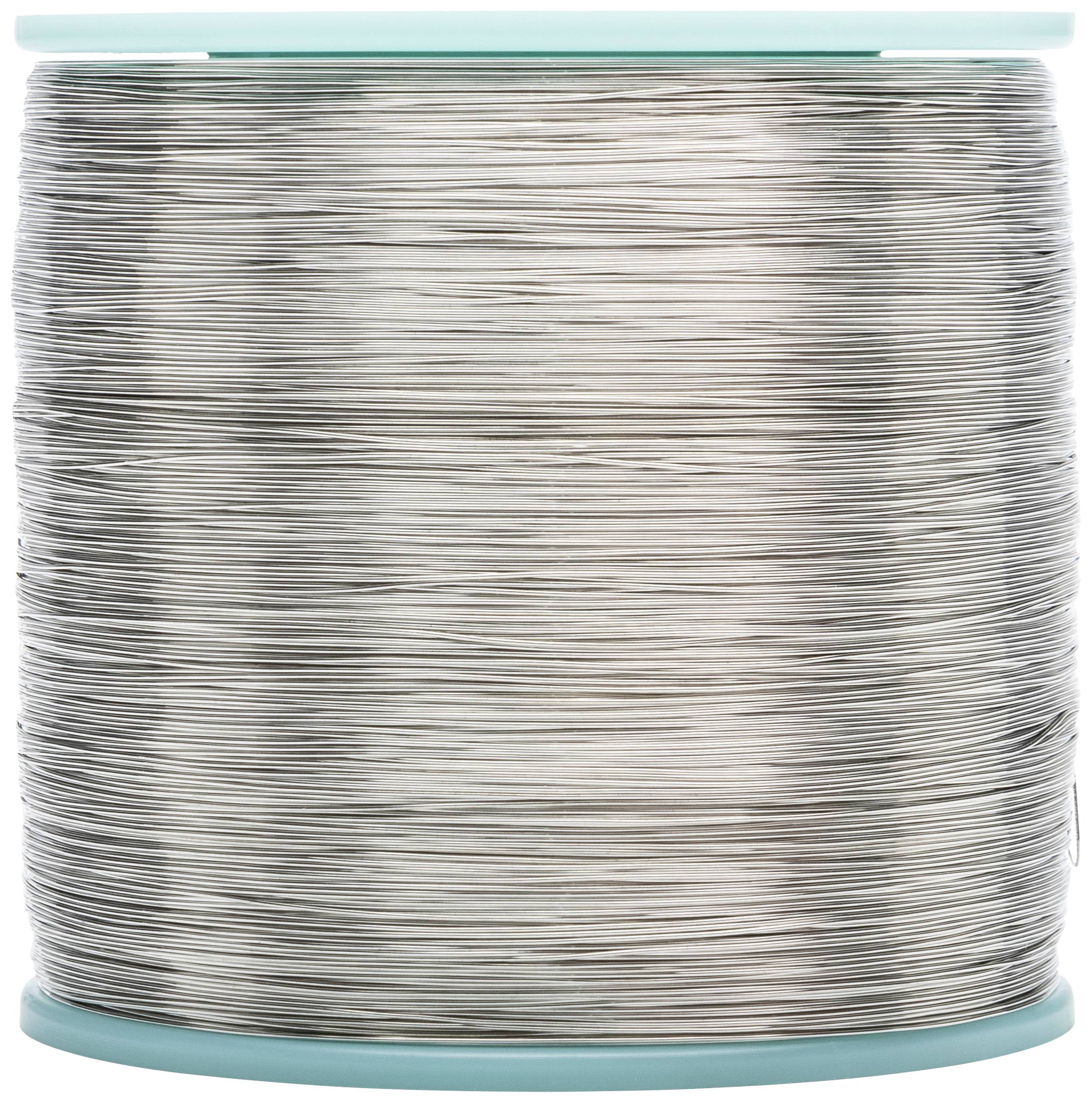 Große Rolle mit silberfarbenem Draht, dicht aufgewickelt, auf türkisfarbenem Spulenkern.