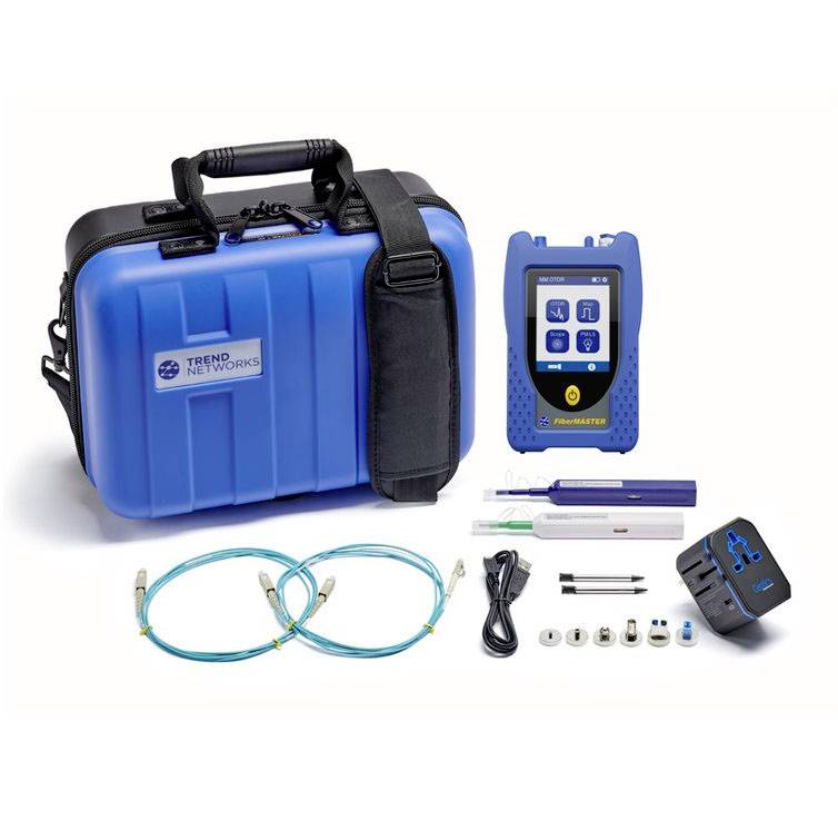 Ein Netzwerk-Testkit mit blauem Hartschalenkoffer, Kabeltester, Netzwerkkabeln und Zubehör zur Überprüfung und Wartung von Netzwerken.