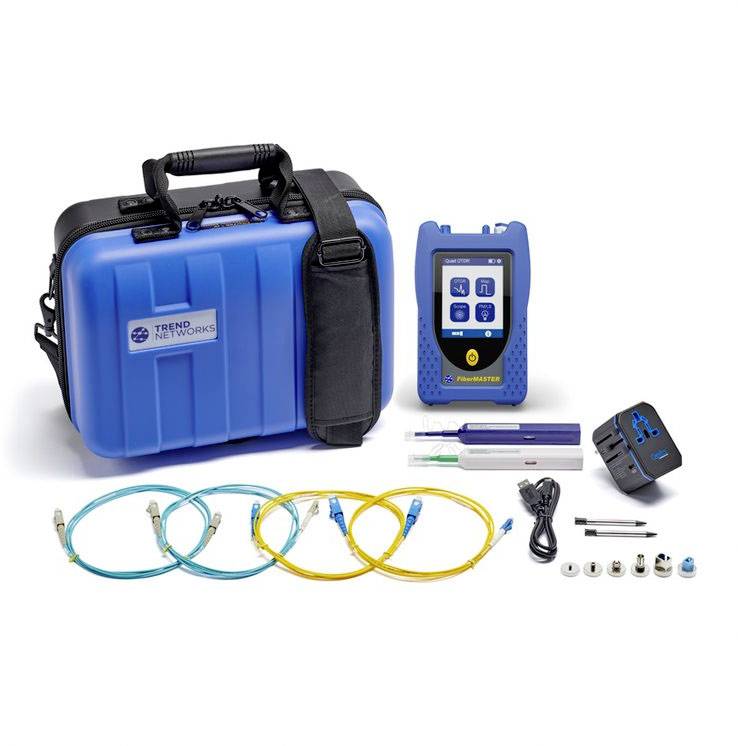 Tragbarer optischer Netzwerktester mit blauem Gehäuse, Zubehör wie Kabel, Adapter und Steckern. Verwendet zur Netzwerkanalyse.