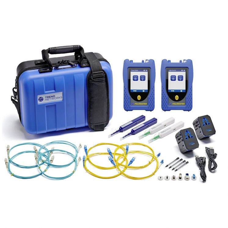 Das Bild zeigt ein Set zur Kabelprüfung mit einer blauen Tragetasche, zwei Testgeräten, Kabeln, Adaptern und Steckern.