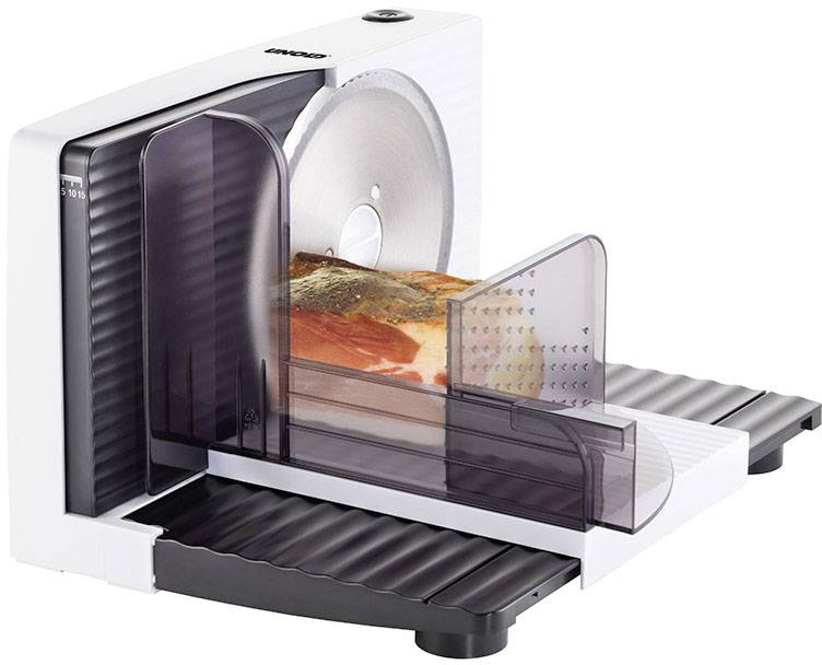 Elektrische Aufschnittmaschine mit einer Metallklinge, die ein Stück Fleisch schneidet. Geeignet für präzise und gleichmäßige Scheiben.