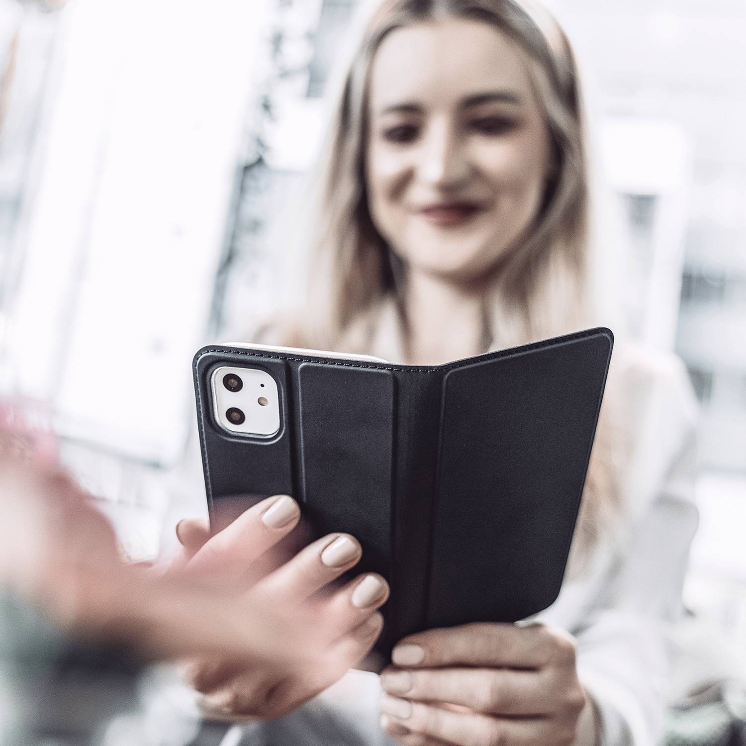 4Smarts Flip Case Samsung Galaxy S21 5G Schwarz Standfunktion