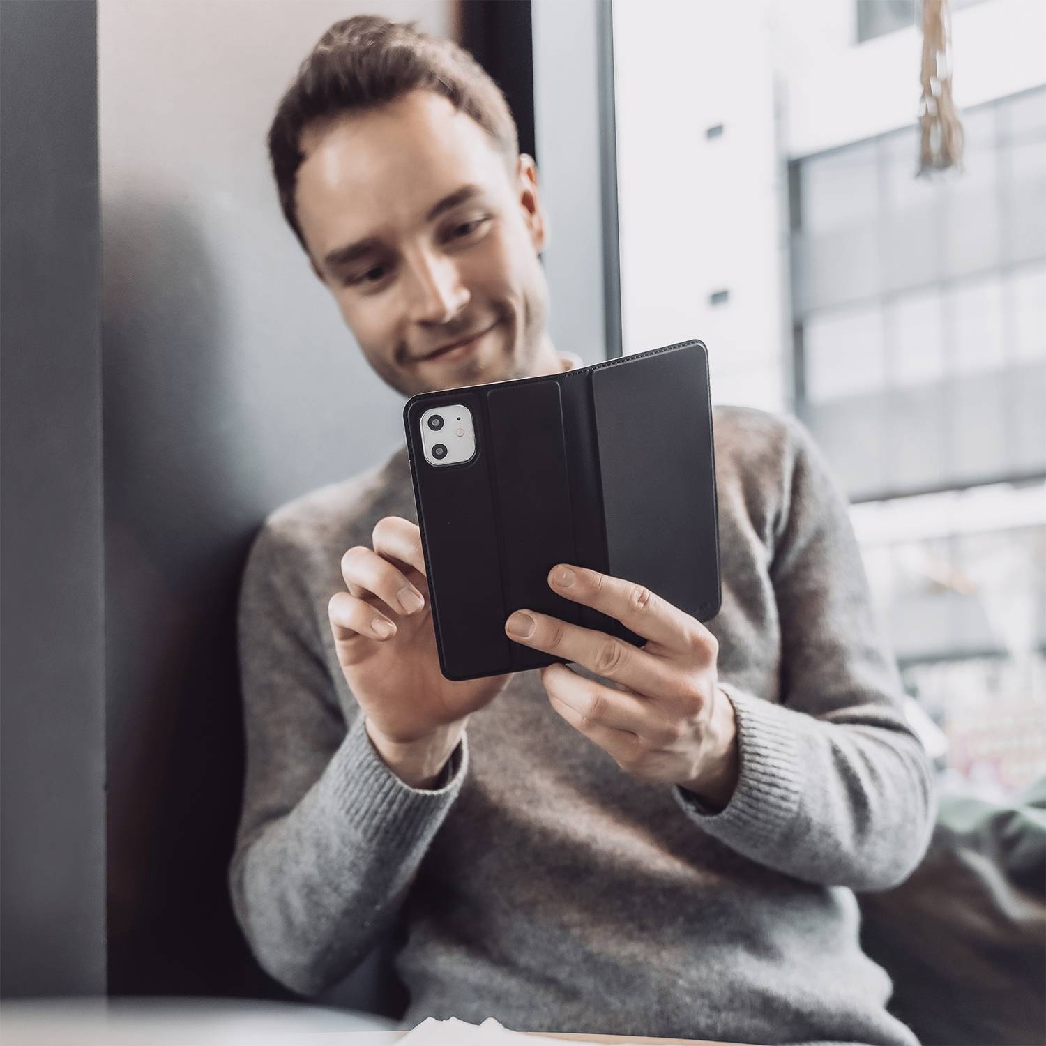 4Smarts Flip Case Samsung Galaxy S21 5G Schwarz Standfunktion