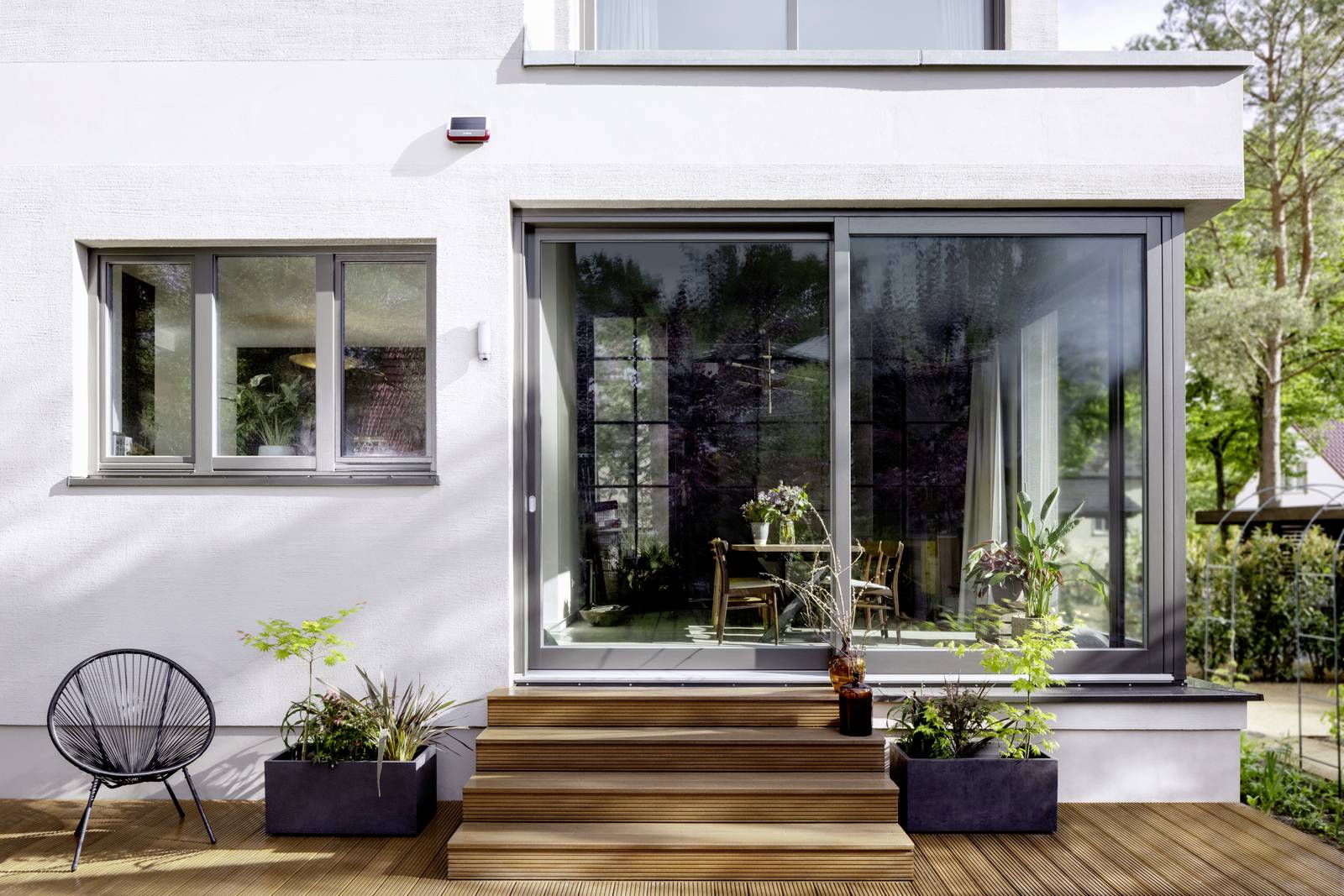 Bosch Smart Home 8750001471 Funk-Sirene, Funk-Sirene mit Signalleuchte, Sirene mit Signalleuchte, Sirene, Solar-Außenblitzsirene