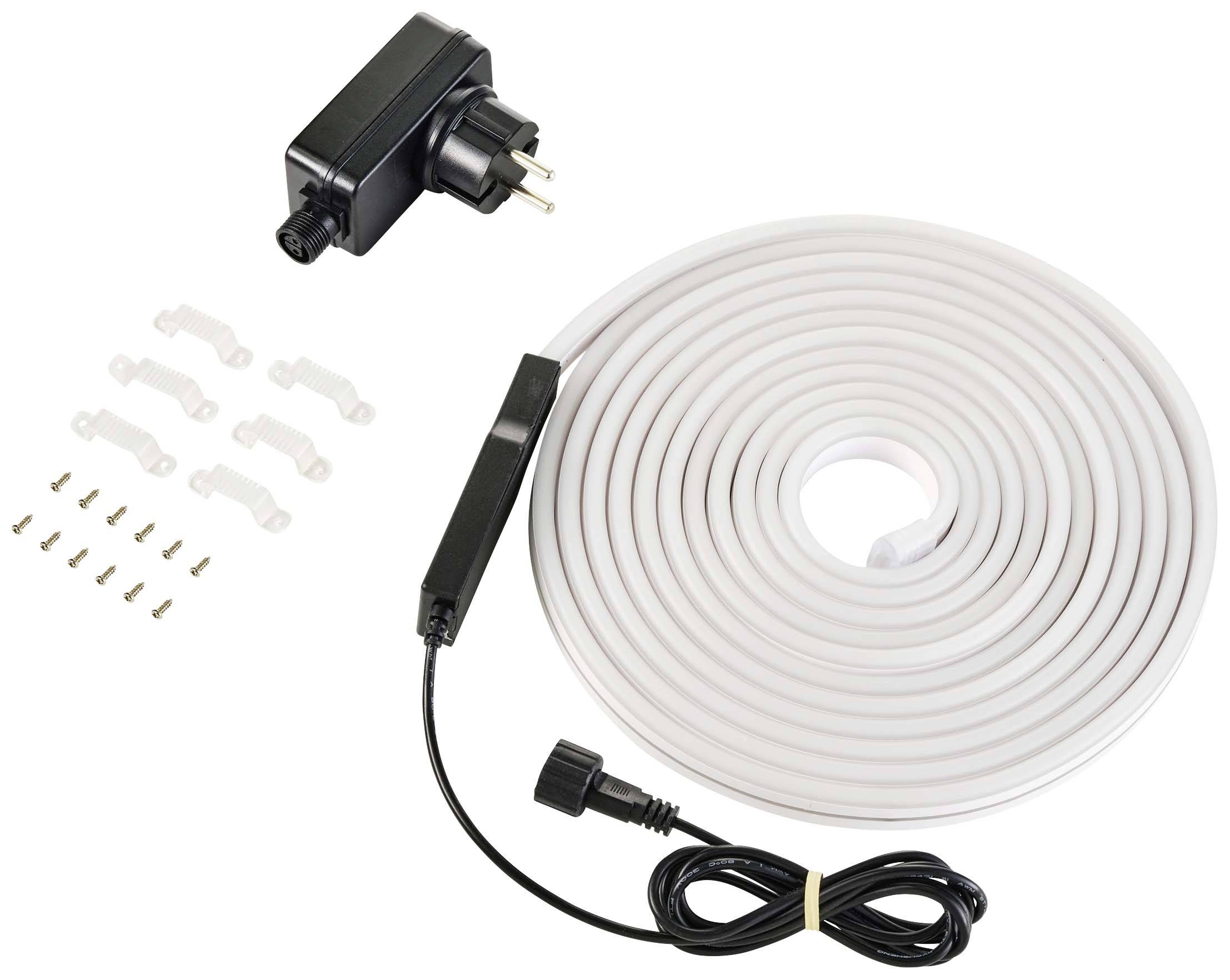 Ein LED-Licht-Set bestehend aus einem langen weißen Streifen, einem Stecker, Befestigungselementen und einem Kabel. Geeignet für Innenbeleuchtung.